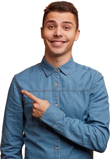 A imagem mostra um homem jovem branco de cabelo escuro e cacheado, sorrindo enquanto segura um notebook e olha para a tela.