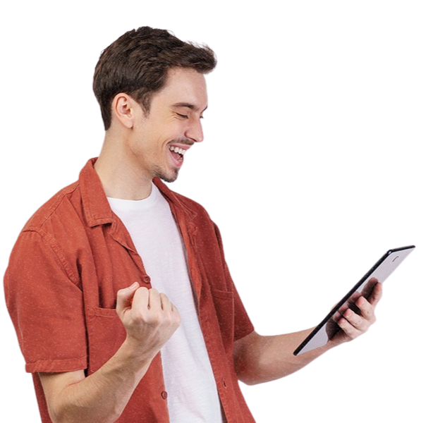 A imagem mostra um homem jovem branco de cabelo escuro e cacheado, sorrindo enquanto segura um notebook e olha para a tela.