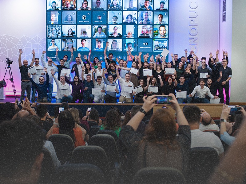 A imagem mostra a foto de celebração da formatura da +praTi.